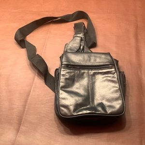 Button Genuine Leather sling purse. Vintage. Like new. Black.